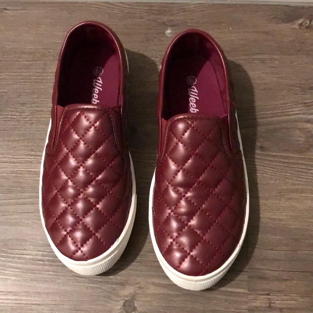 Quilted wine colored sneakers
